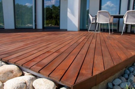 Construire une terrasse en bois &agrave; Corseul, astuces pour r&eacute;ussir